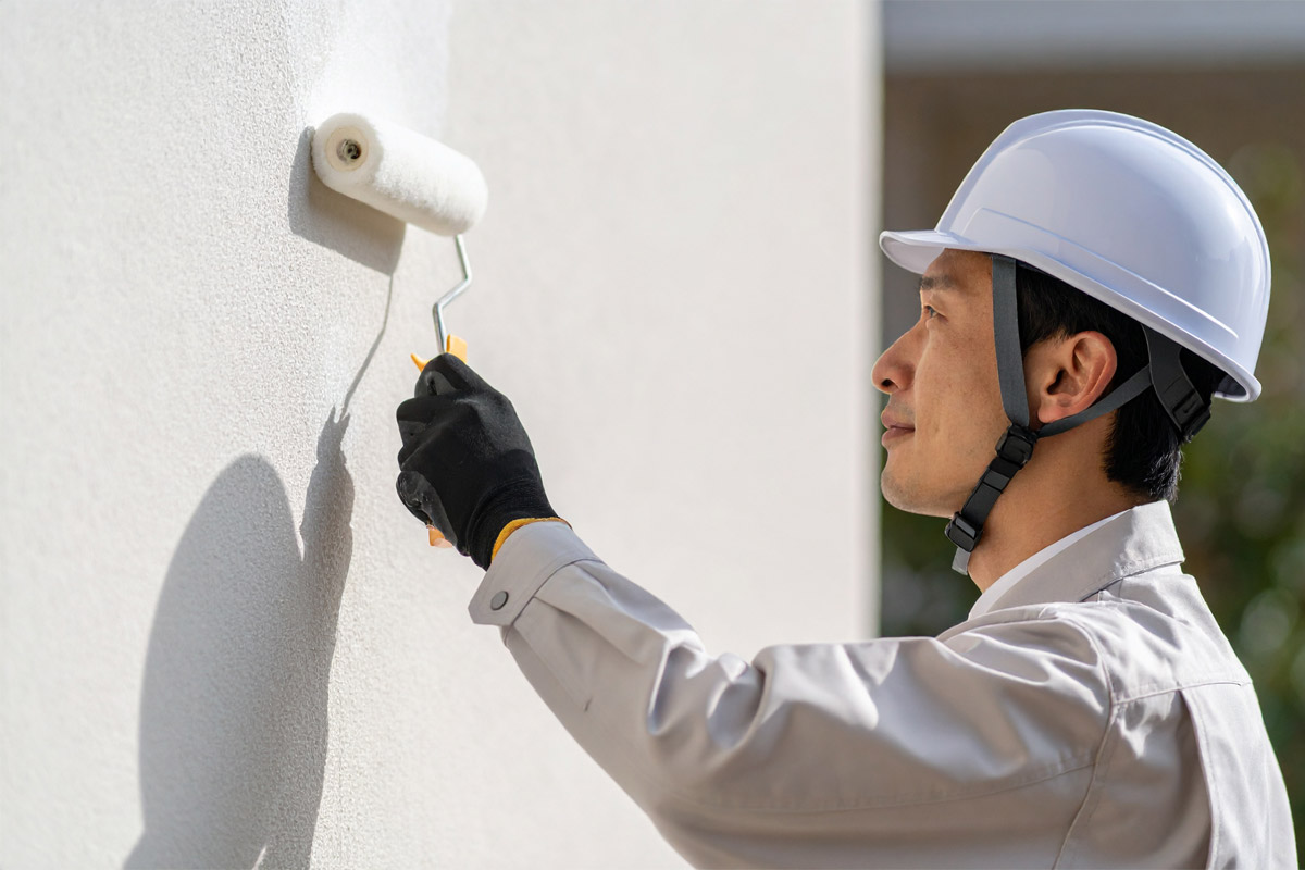 1回目の上塗りをする業者