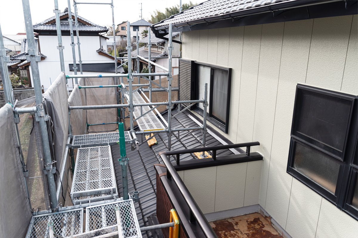 足場が組まれた一軒家